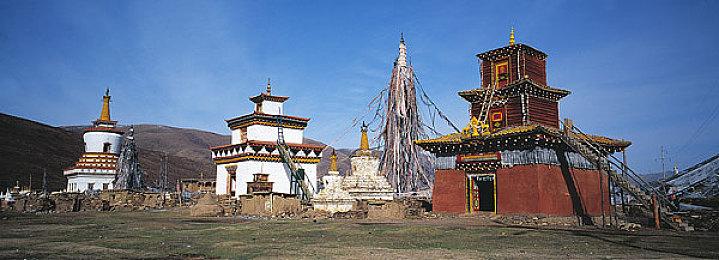 《星刃》与《尼尔》同货架销售 日本店铺宣传语：以女主角背影为焦点